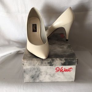 Nine West cream / ivory pumps 6